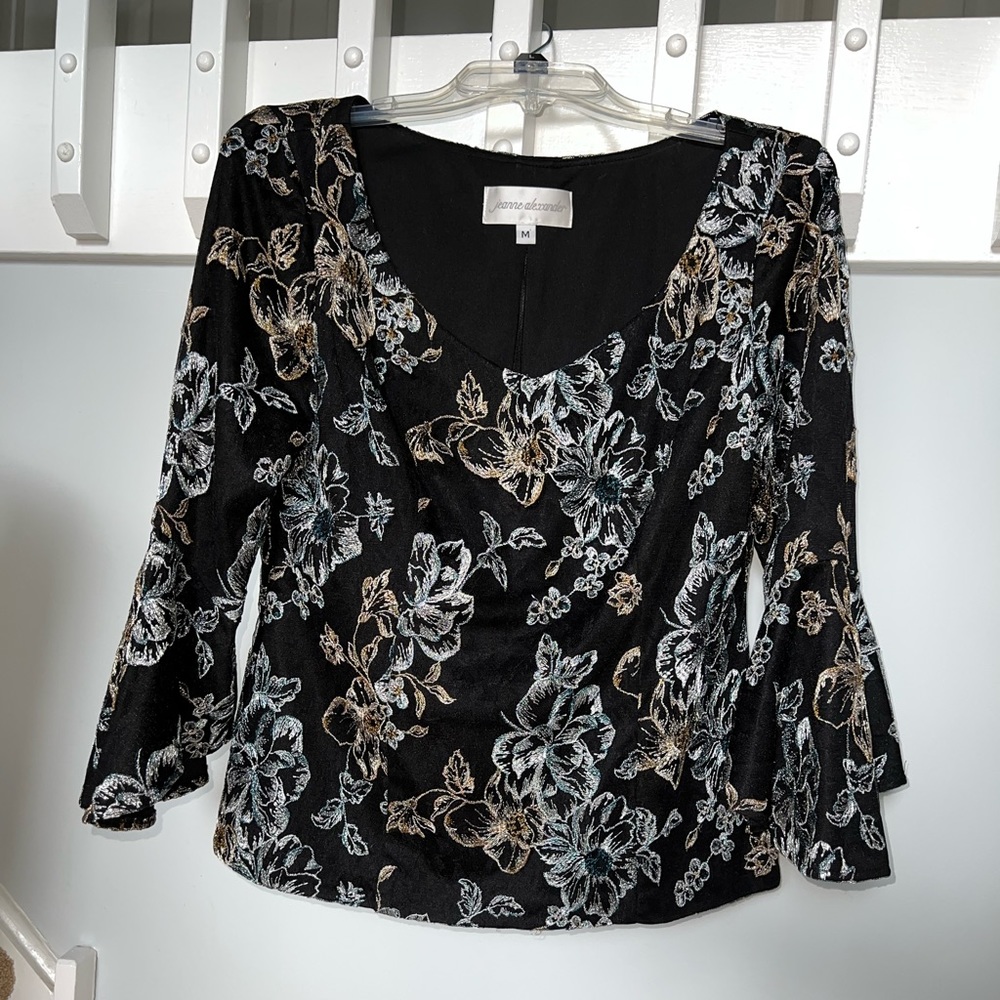 BEAUTIFUL Embroidered bell sleeve blouse, size M.